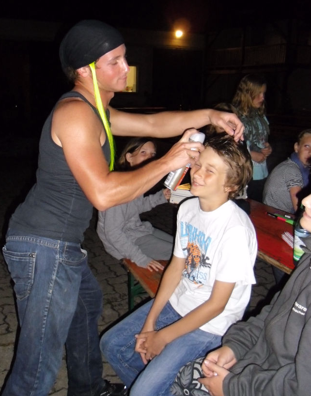 Auch Jungs wollen die Haare schön