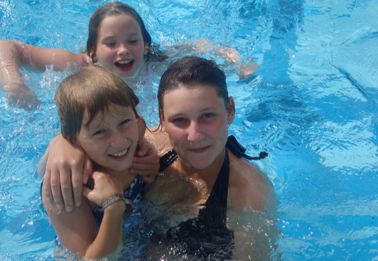 Leitung und Kids zusammen im Wasser